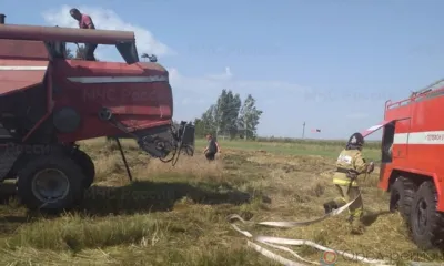 Под Орлом в поле с пшеницей загорелся комбайн