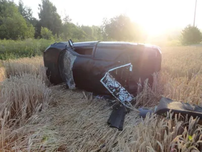 В Орловской области ВАЗ-2112 вылетел в кювет и перевернулся