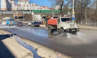 Улицы Орла убирают от скопившейся грязи и пыли