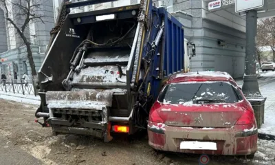 В Орле легковушка столкнулась с мусоровозом