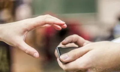 Орловец выхватил из рук знакомой женщины телефон и убежал