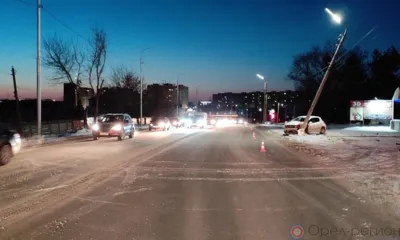 В Орле Peugeot 308 на полной скорости влетел в столб