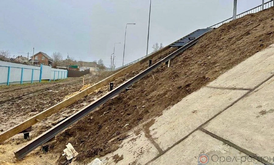 Подрядчик благоустраивает территорию под Колхозным мостом в Орле