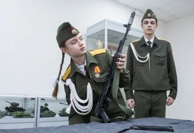 Фото 2. Около 900 юнармейцев города Орла несут почётную вахту Памяти на посту № 1 в сквере Танкистов