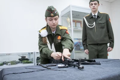 Фото 4. Около 900 юнармейцев города Орла несут почётную вахту Памяти на посту № 1 в сквере Танкистов