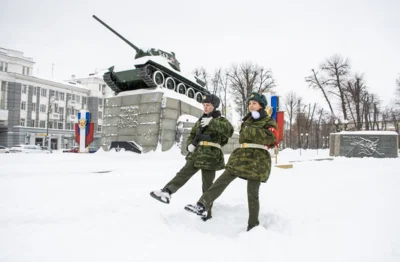 Фото 5. Около 900 юнармейцев города Орла несут почётную вахту Памяти на посту № 1 в сквере Танкистов