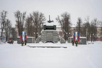 Фото 6. Около 900 юнармейцев города Орла несут почётную вахту Памяти на посту № 1 в сквере Танкистов