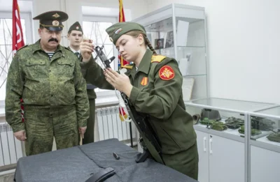 Фото 8. Около 900 юнармейцев города Орла несут почётную вахту Памяти на посту № 1 в сквере Танкистов