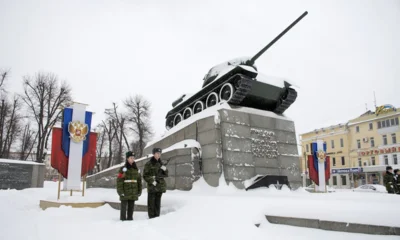 Около 900 юнармейцев города Орла несут почётную вахту Памяти на посту № 1 в сквере Танкистов