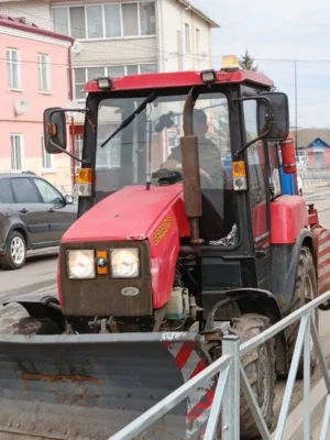 Фото 1. В посёлке Нарышкино приступили к механизированной уборке улиц