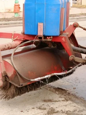 Фото 2. В посёлке Нарышкино приступили к механизированной уборке улиц