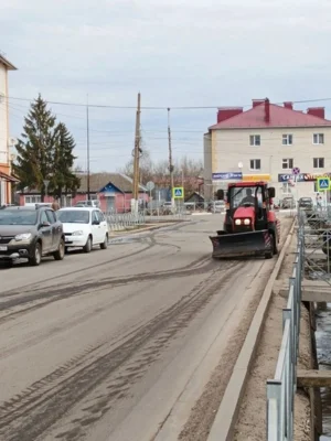Фото 3. В посёлке Нарышкино приступили к механизированной уборке улиц