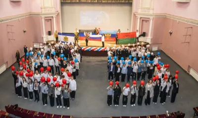 Более 150 учеников орловских школ и лицеев приняли участие в флешмобе в честь воссоединения Донбасса и Новороссии с Россией