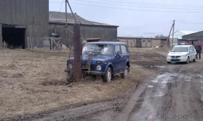 В Сосковском районе ВАЗ-2121 протаранил ворота сельскохозяйственной базы