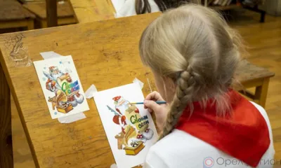 Юные орловцы рисуют новогодние открытки для участников спецоперации