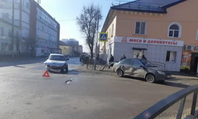 В Ливнах Lada Kalina и ВАЗ-211240 не поделили дорогу