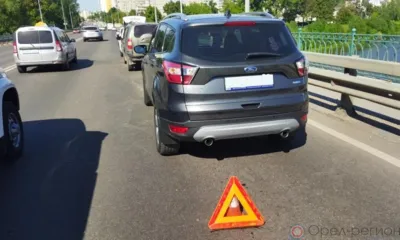 В Орле на мосту Дружбы столкнулись три автомобиля