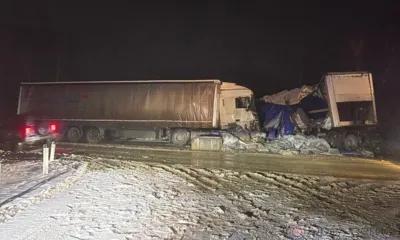 При лобовом столкновении грузовиков на орловской трассе пострадали три человека