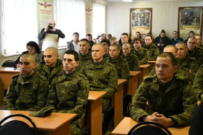 Фото 3. Первые орловские новобранцы призыва 2026 года отправились в войска