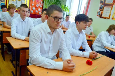 Фото 2. В Орловском реставрационно-строительном техникуме торжественно открыли «Парту Героев»