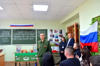 Фото 3. В Орловском реставрационно-строительном техникуме торжественно открыли «Парту Героев»