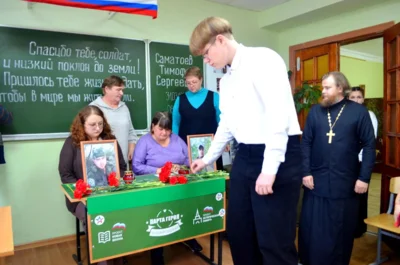 Фото 4. В Орловском реставрационно-строительном техникуме торжественно открыли «Парту Героев»