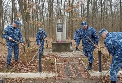 Фото 1. Конвоиры навели порядок на воинских захоронениях Орловского МО