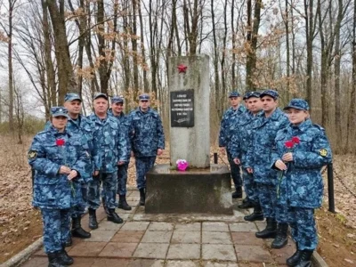 Фото 2. Конвоиры навели порядок на воинских захоронениях Орловского МО