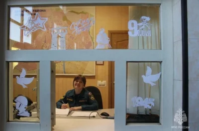Фото 5. Орловские пожарные и спасатели украсили «Окна Победы»