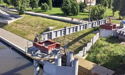 В Орле установили первую балку пешеходной переправы рядом с Красным мостом