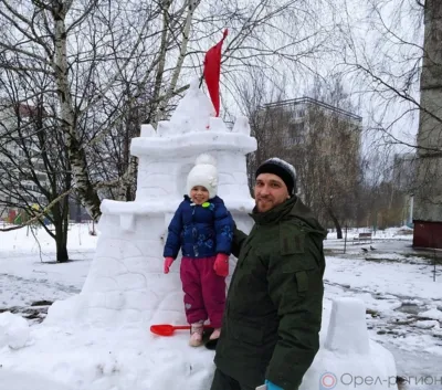 В орловском дворе за несколько часов вырос прекрасный снежный замок