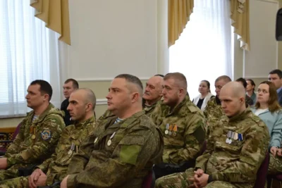 Фото 2. Орловским участникам СВО вручили медали ветерана боевых действий