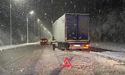На орловской заснеженной трассе столкнулись «Газель» и Mercedes-Benz