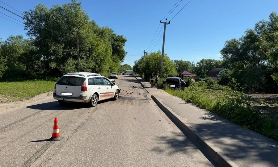 В Болхове Renault догнал Lada