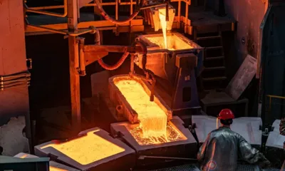 Туристы в заводских цехах