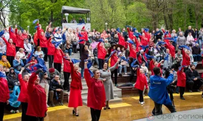 В городском парке десятки орловцев станцевали под «Синий платочек»