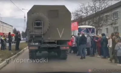 В соцсетях собрал миллионы просмотров ролик, в котором жители Дмитровска встречают колонну военнослужащих РФ