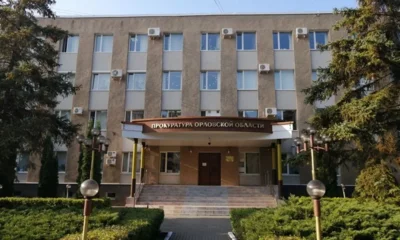 Директора орловской УК наказали за мусор в подвале и разрушение фасада