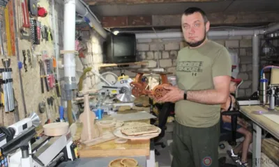 Соцконтракт помог ливенцу Сергею Алутину оборудовать мастерскую и заняться резьбой по дереву