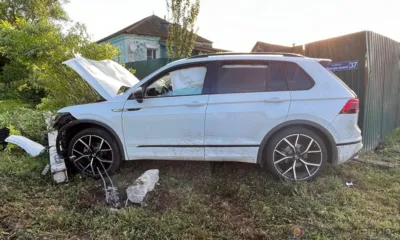 В Новосильском районе пьяный водитель вылетел на обочину, снёс столб и врезался в забор