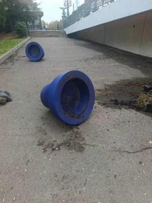 Фото 1. В Орле вандалы сбросили с Александровского моста вазоны с цветами