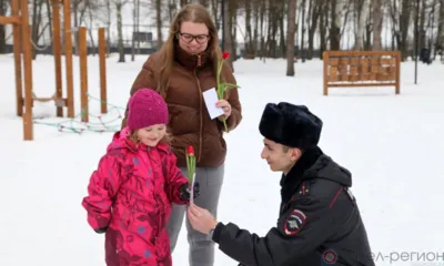 Участковые уполномоченные полиции вручили орловчанкам цветы