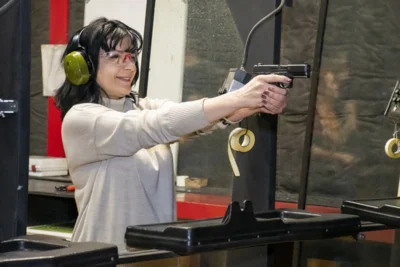 Фото 5. Орловские журналисты взялись за оружие в рамках турнира по стрельбе «Открытая Росгвардия — 2026»