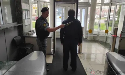 Орловец пытался пронести в здание суда электрошокер