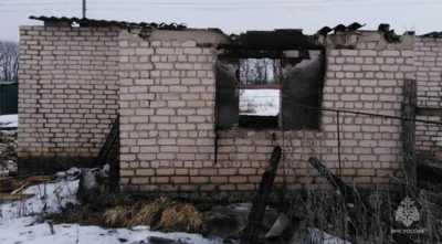 В Орловской области женщина и двое детей спаслись из горящего дома