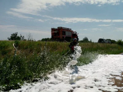 Фото 1. На орловской трассе перевернулся бензовоз с дизельным топливом