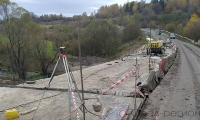 В Корсаковском районе продолжается ремонт моста через реку Филенка