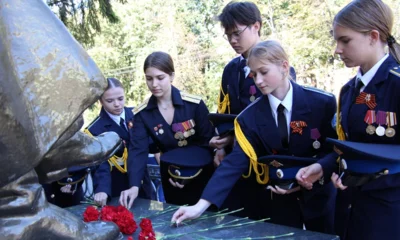 Кадеты школы № 12 Орла возложили цветы к памятнику Дзержинскому