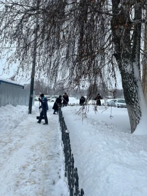 Фото 4. Орловцы расчищают город от снежных заносов