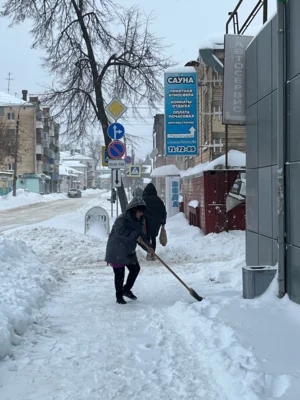 Фото 6. Орловцы расчищают город от снежных заносов